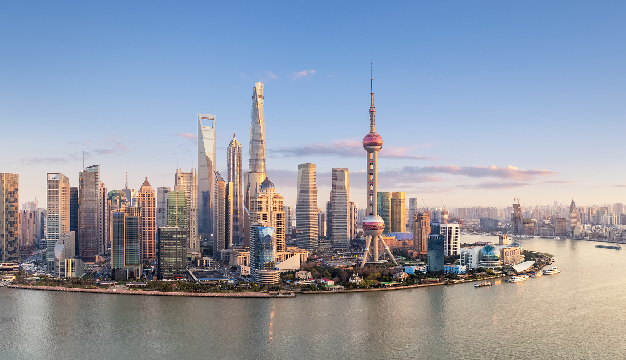 Das Stadtbild Shanghais wird von der modernen Skyline und historischen Uferpromenade am Bund dominiert