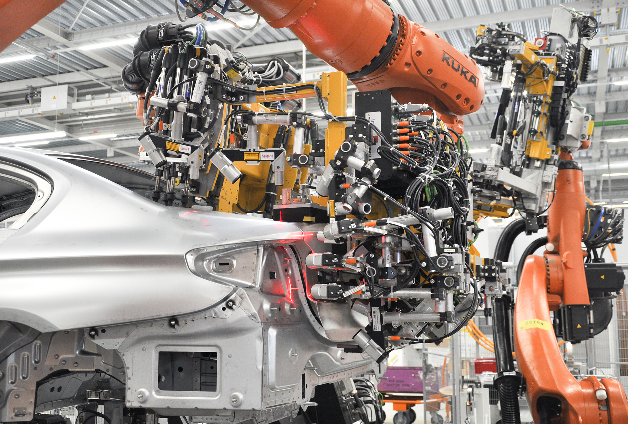 Roboter in der Fertigung der Automobilindustrie