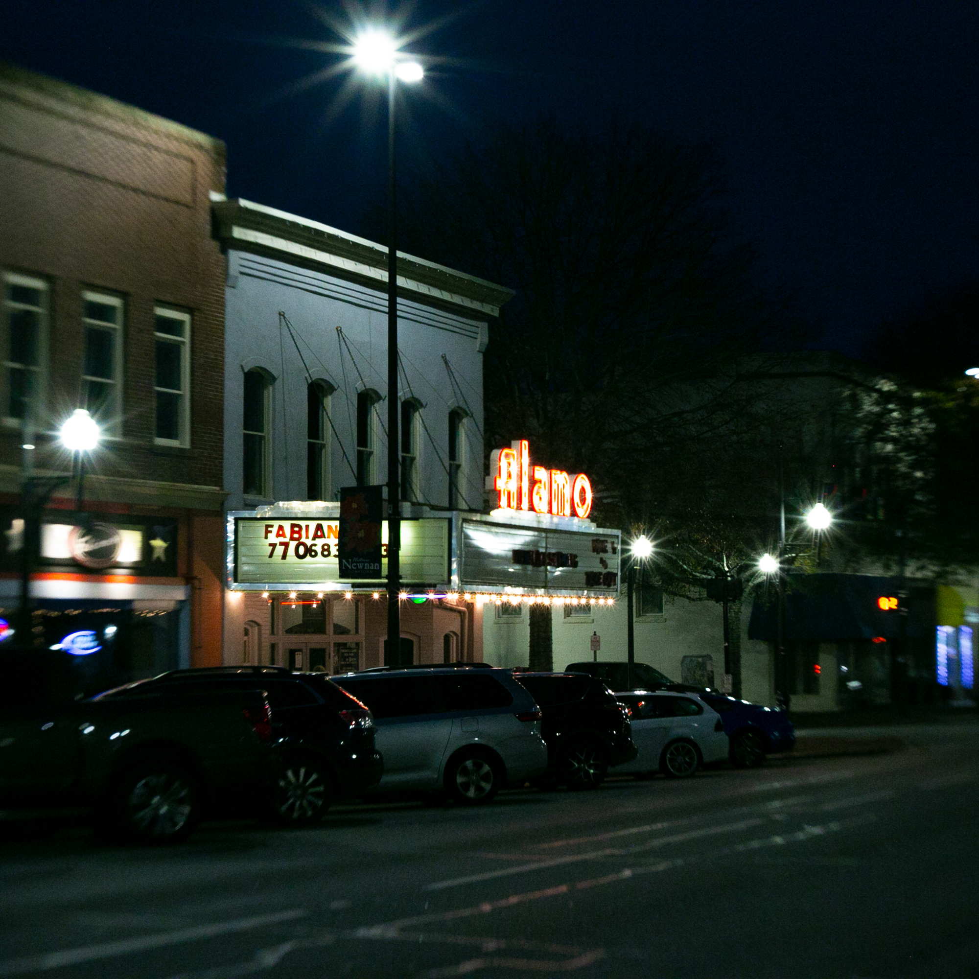 Das Alamo Theatre ist mit seiner Leinwand und Bühne beliebter Treffpunkt für Film- und Musikbegeisterte aus Newnan und Umgebung