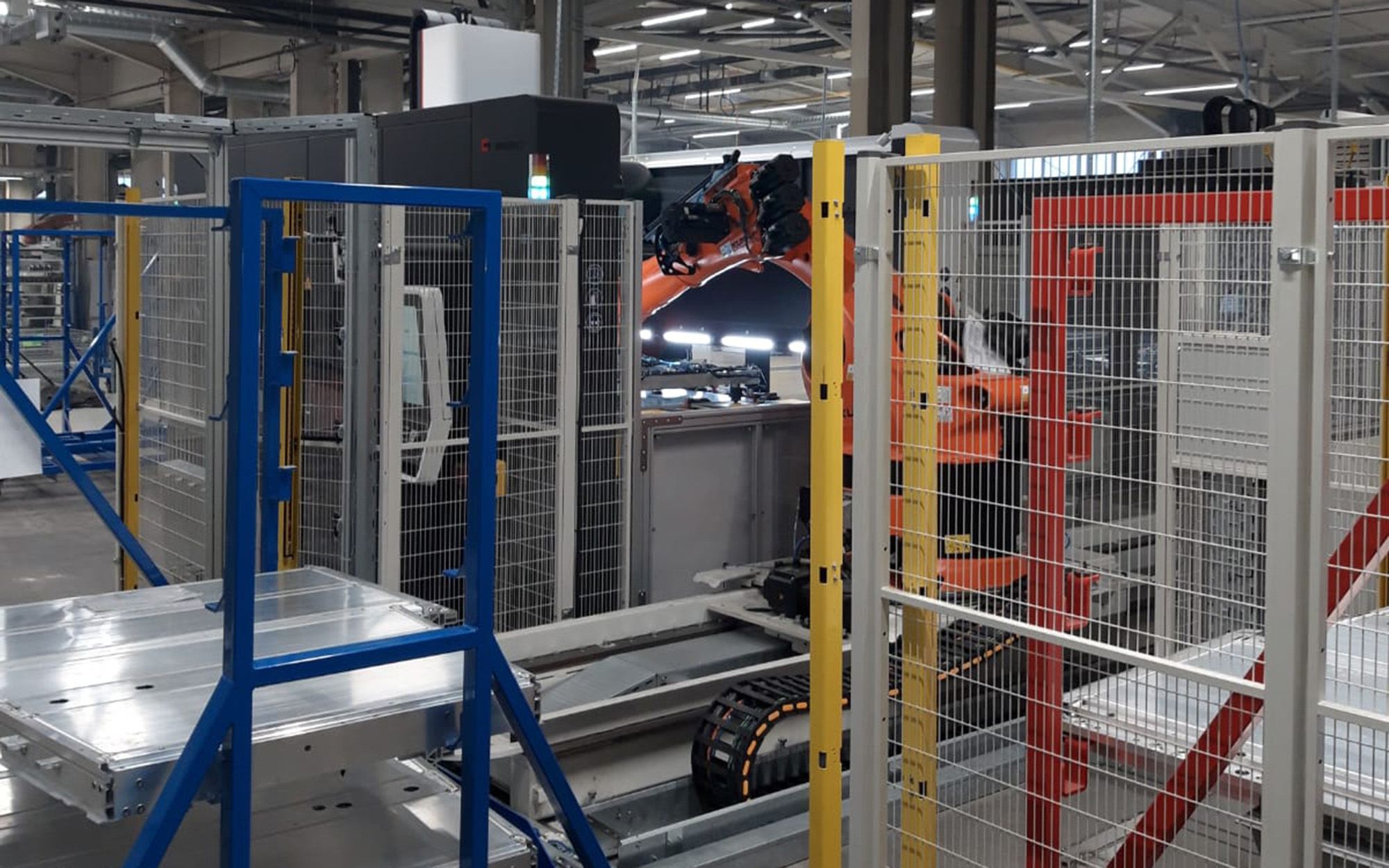 FSW-Portalanlage von Grenzebach in Produktionslinie mit Roboter