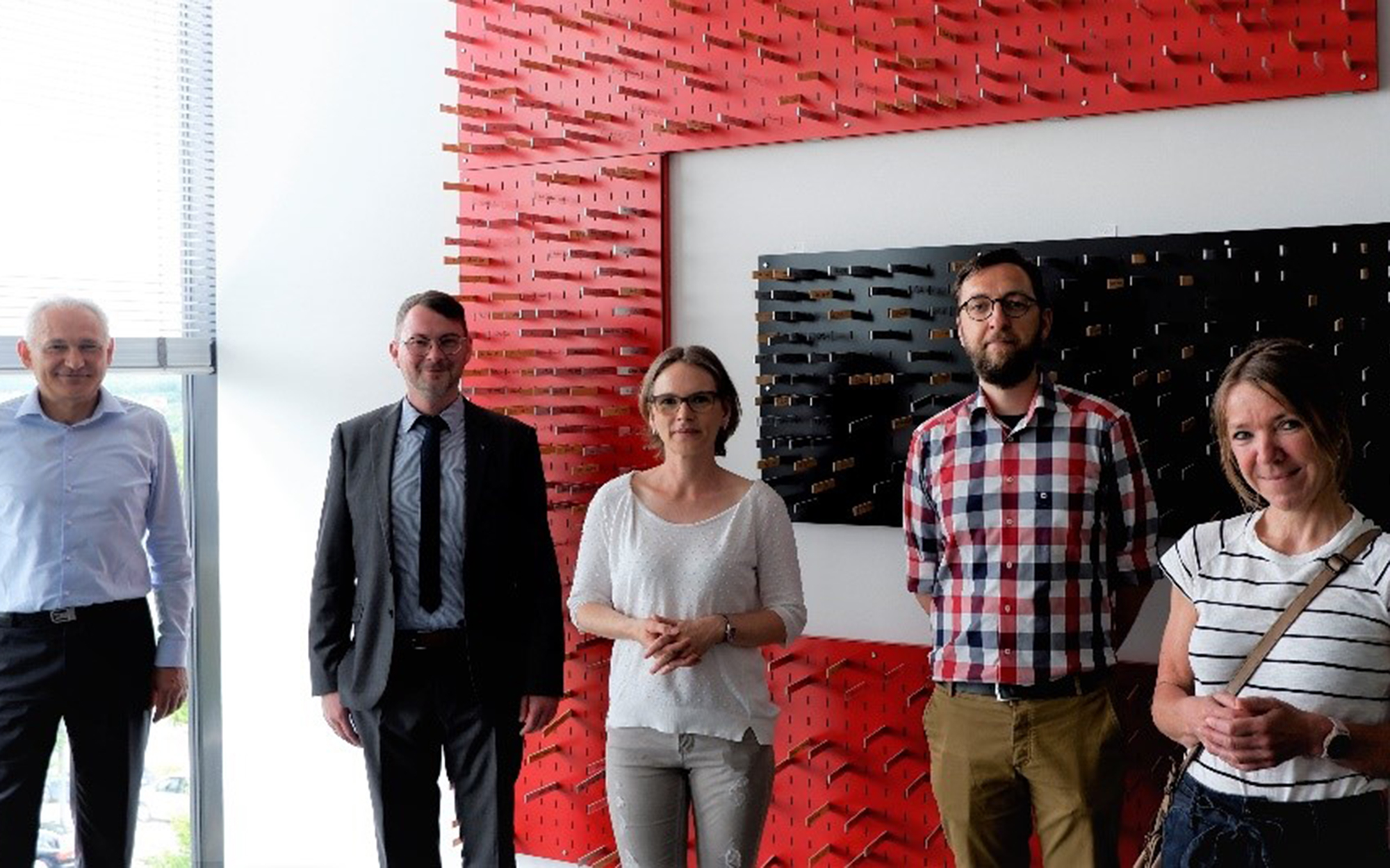 Franz Josef Wilbois, CEO of Grenzebach BSH, welcomed representatives of the Modellschule Obersberg at the Grenzebach site in Bad Hersfeld to discuss the expansion of the school partner-ship (from the left: Franz Josef Wilbois, Jörn Breitkreuz, Nancy Fiebig-Weisheit, Sebastian Kiehl, Corina Klose).