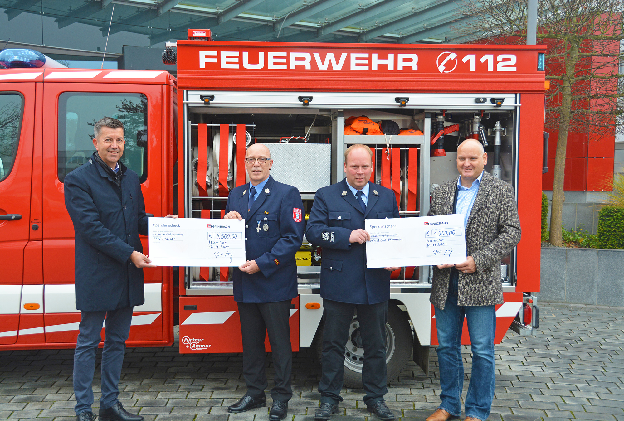 Spendenübergabe: Grenzebach überreicht Spendenscheck an die Freiwilligen Feuerwehren Hamlar und Asbach-Bäumenheim
