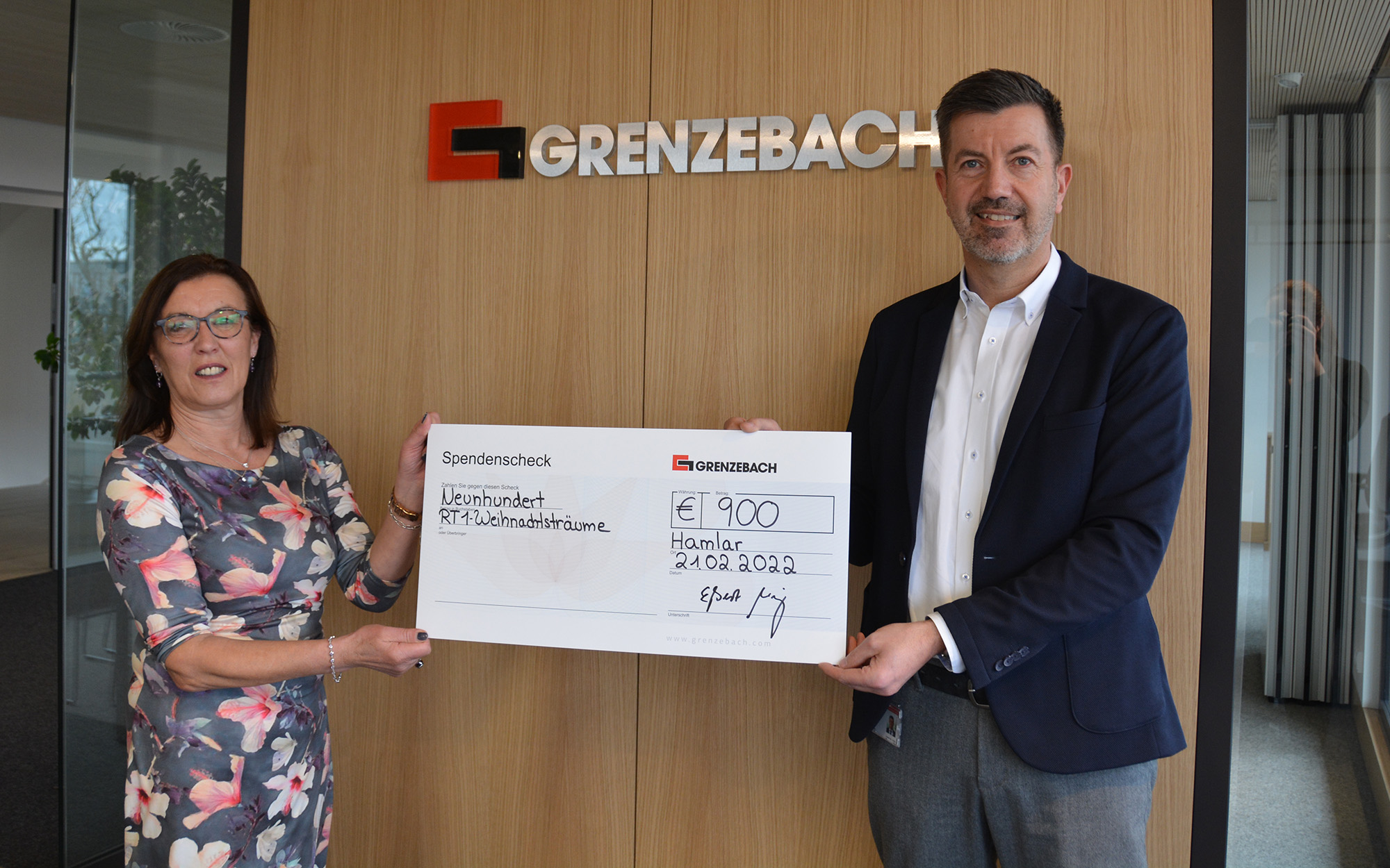 Grenzebach spendet 900 Euro an die Kartei der Not.