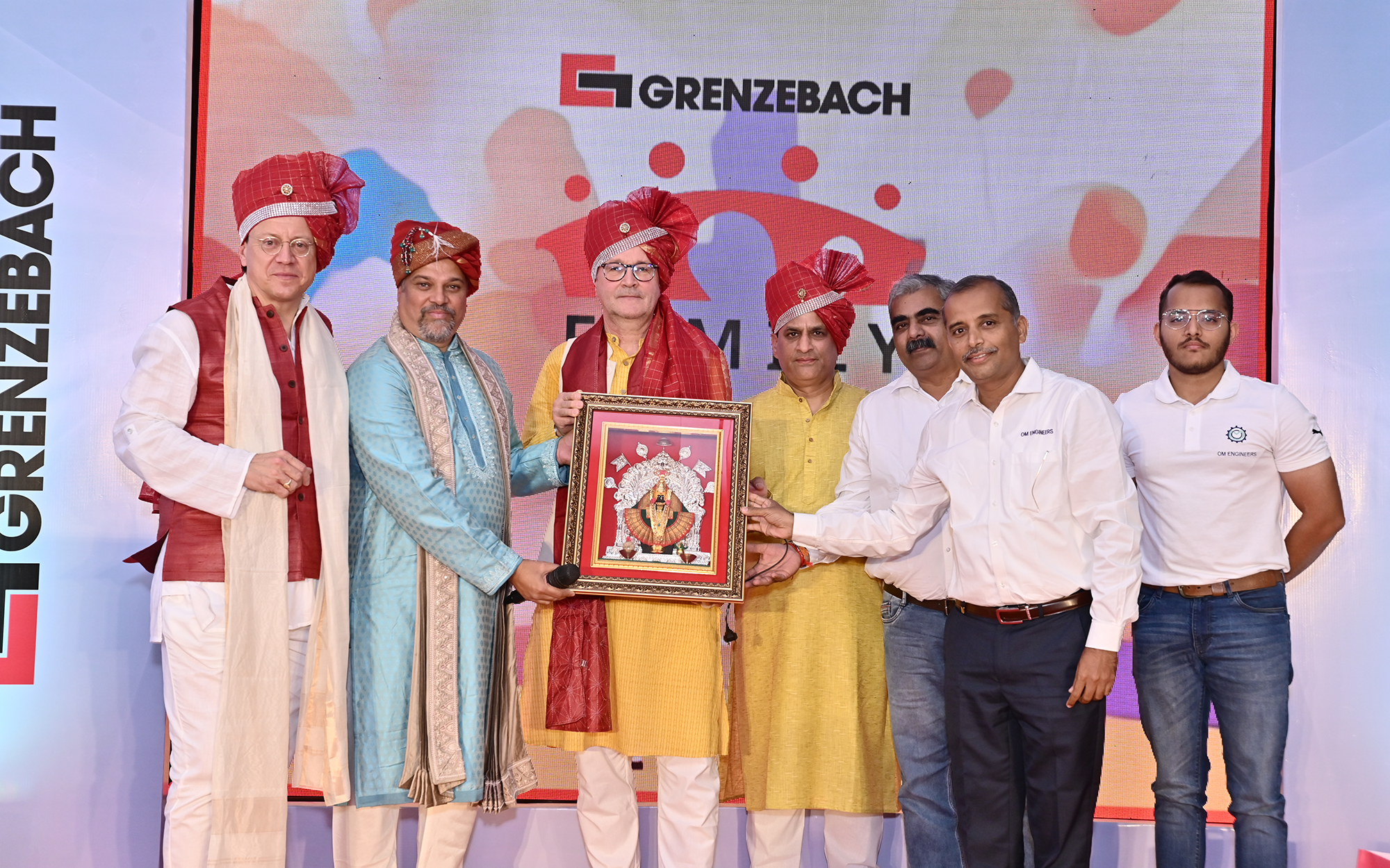 Dr. Steven Althaus (CEO Grenzebach Group, left) and Prasanna Hegde (Managing Director Grenzebach Machinery (India), 2nd left) with representats of Grenzebach Group and OM Engineers. 
