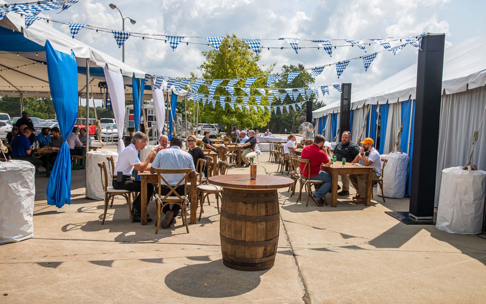 Future meets tradition: This year's Automationfest also featured a fun Oktoberfest atmosphere with Bavarian specialties and music. (© Katie Cooper/ Grenzebach)