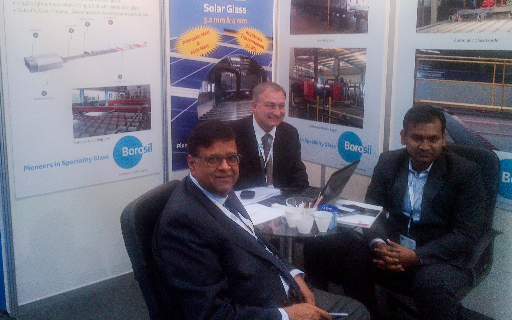 Gute Zusammenarbeit: Pradeep Kheruka, Chairman der Borosil Group mit Jan Lukassek, Senior Sales Manager Glass bei Grenzebach und Sorab Singhal, DGM Glass Service bei Borosil (v.l.n.r) bei einem Treffen auf der Solarmesse 2014.