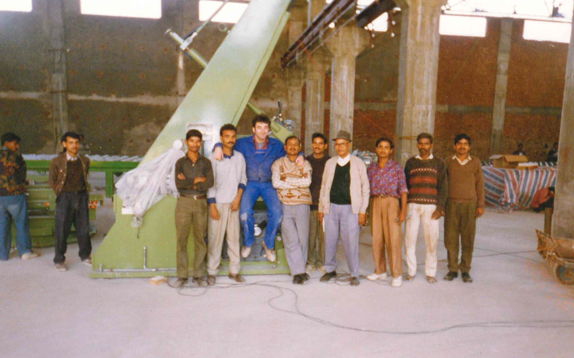 Indian premiere for Grenzebach: A stacking system for float glass was installed at an already existing conveyor technology in 1996.