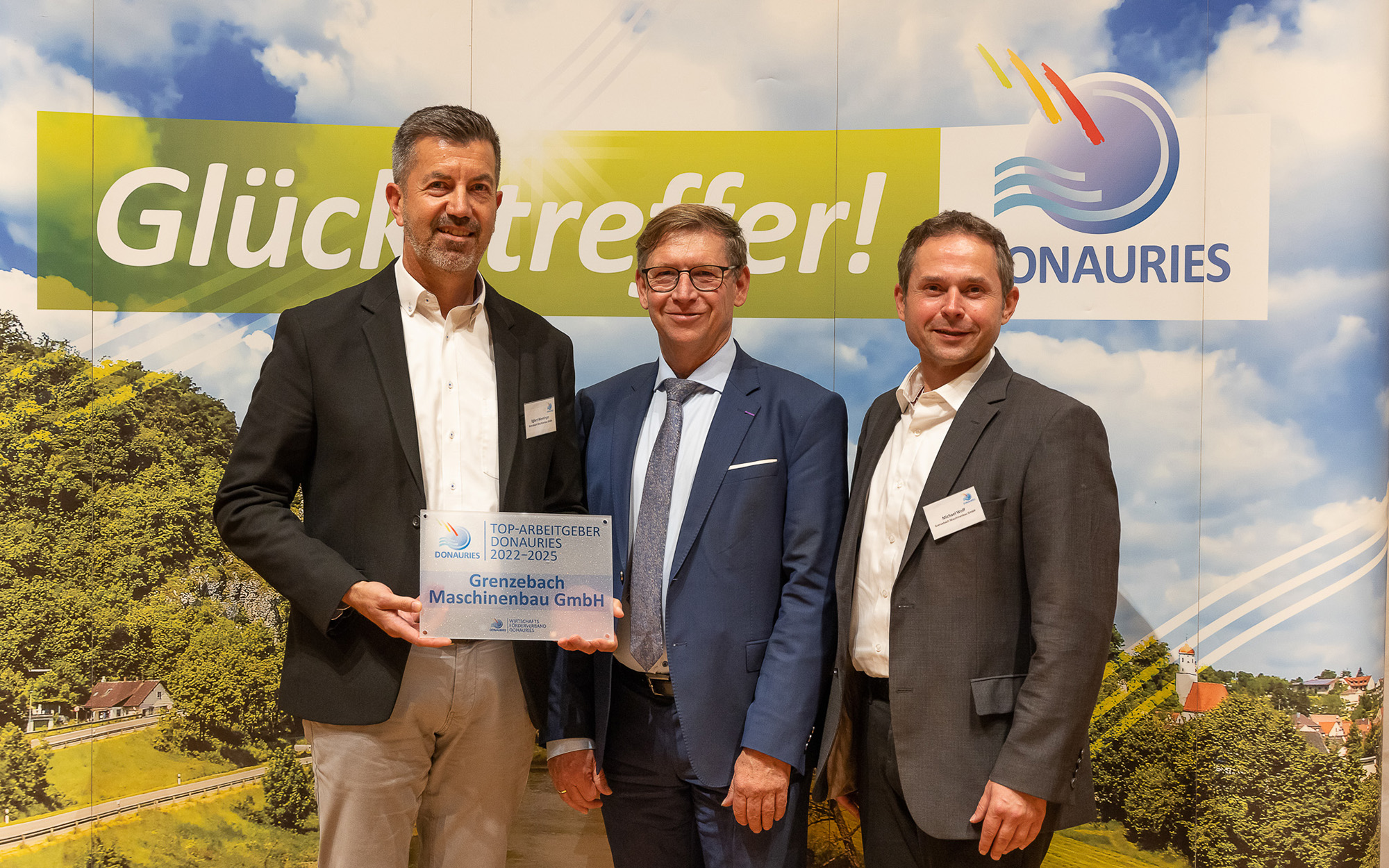 Von links: Egbert Wenninger, Grenzebach-Standortleiter, Stefan Rößle, Landrat, Michael Wolf, Senior Manager HR Grenzebach, bei der Preisverleihung. (Bild: MK-Fotografie 2022)