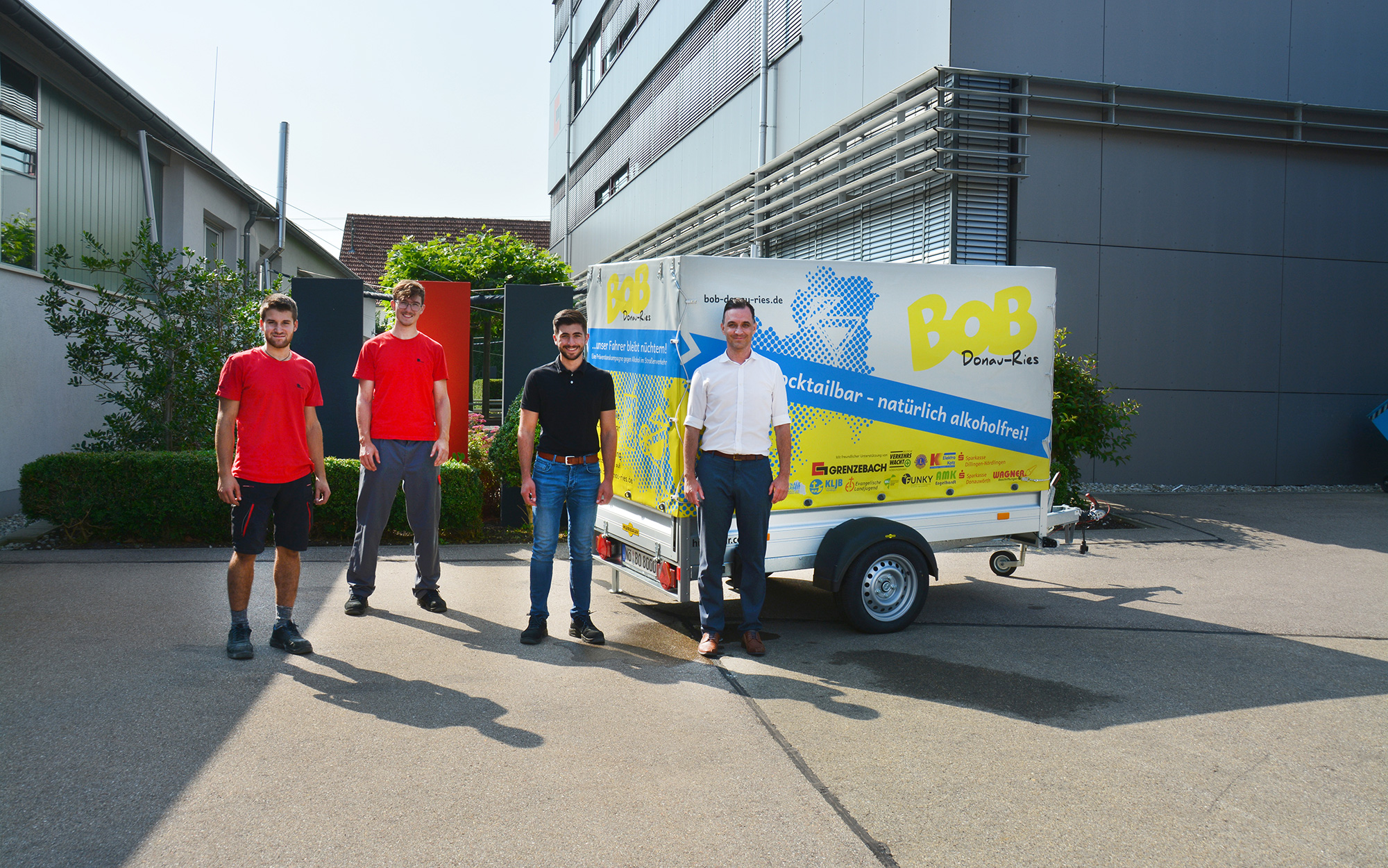 Grenzebach-Azubis unterstützen Donau-Ries' BOB-Aktion gegen Alkohol im Straßenverkehr mit selbstgebauter BOB-Bar.