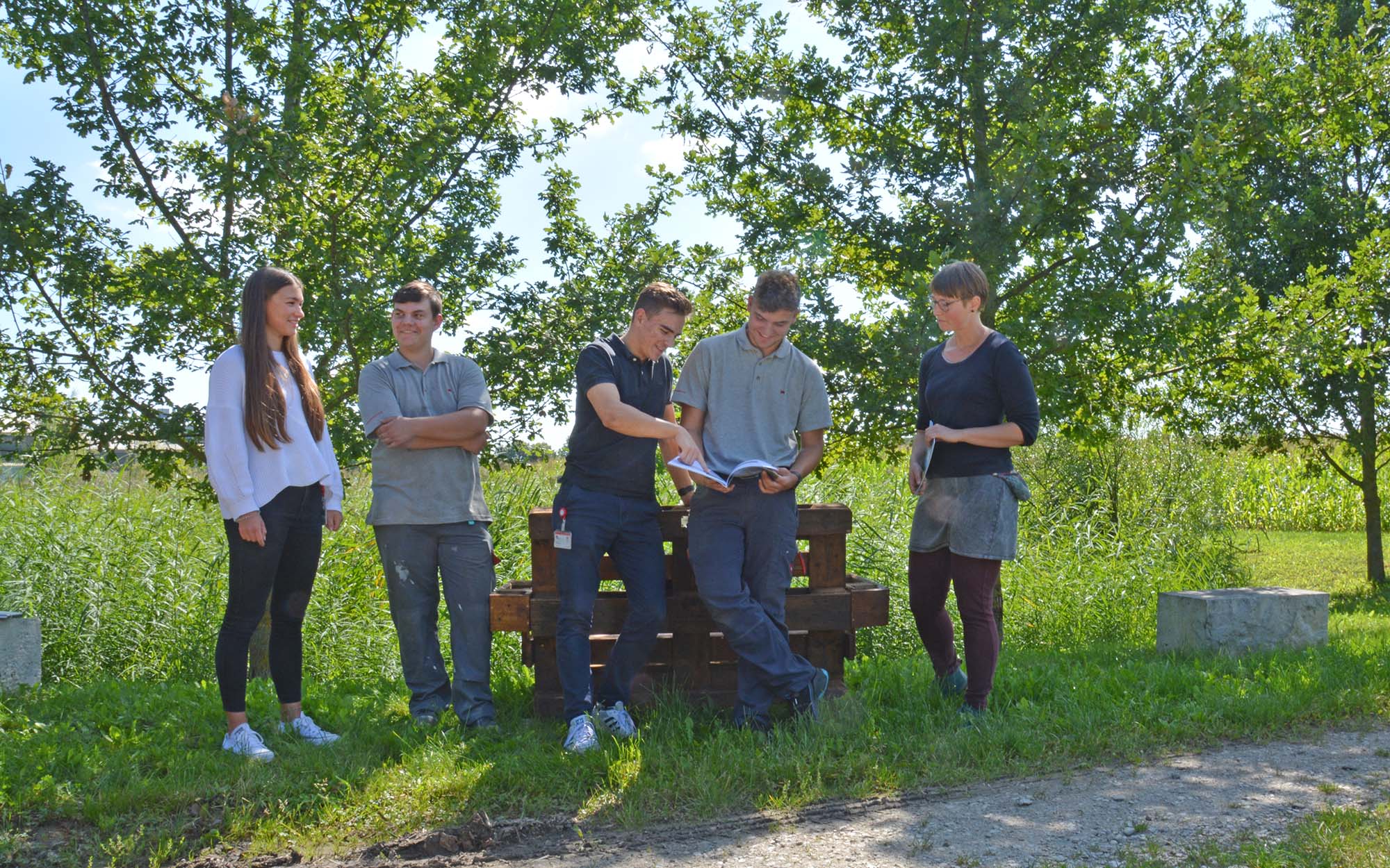 Andrea Wadenstorfer, Biodiversity Consultant at the Lower Nature Conservation Authority in the Donau-Ries district office, accompanied the trainees to the biotope and explained which birdhouses were suitable for the regional bird species.