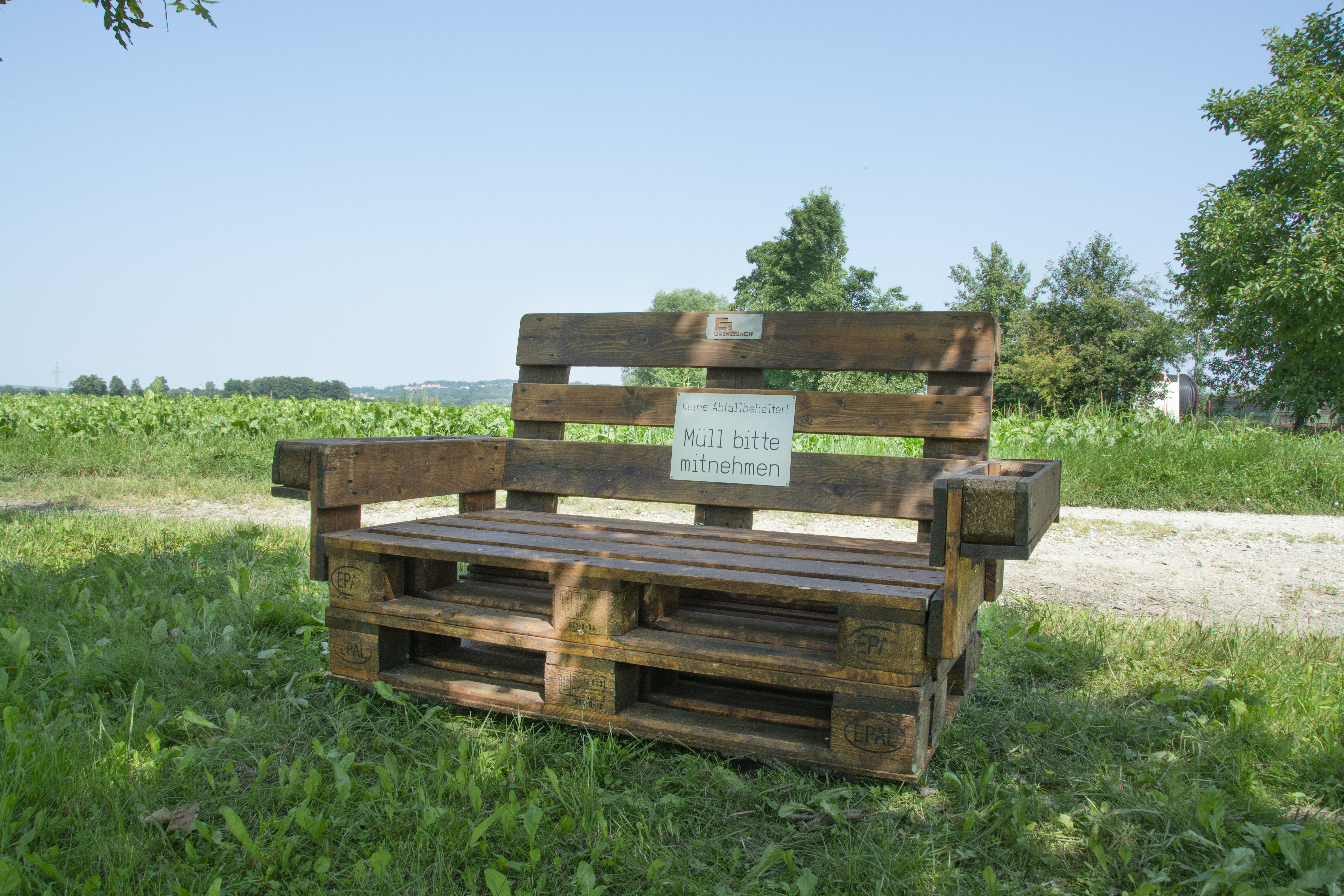 The pallet furniture set up at the biotope in Hamlar, a seating area for employees and passers-by, was equipped with signs asking the visitors to "Please take your garbage with you" to prevent environmental pollution caused by piles of garbage.