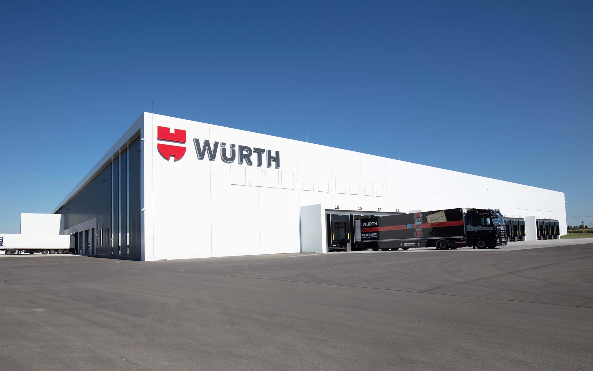 Goods for Würth subsidiaries and shipments to customers throughout Europe are handled at the logistics center of the Adolf Würth GmbH & Co. KG in Kupferzell in the Hohenlohe district in Ba-den-Württemberg. © Würth GmbH & Co. KG