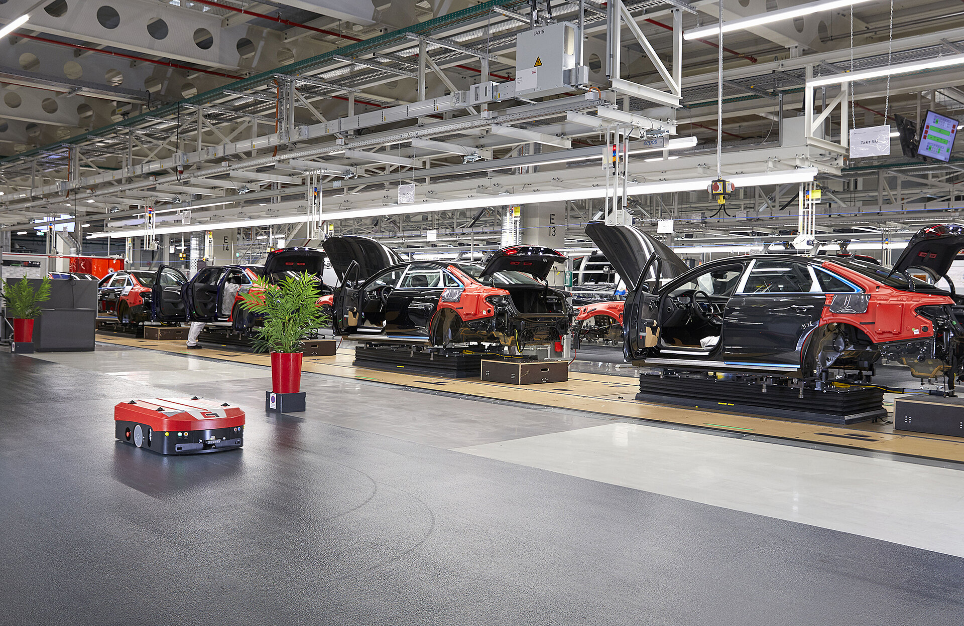 Automatic parts transport for car manufacturers