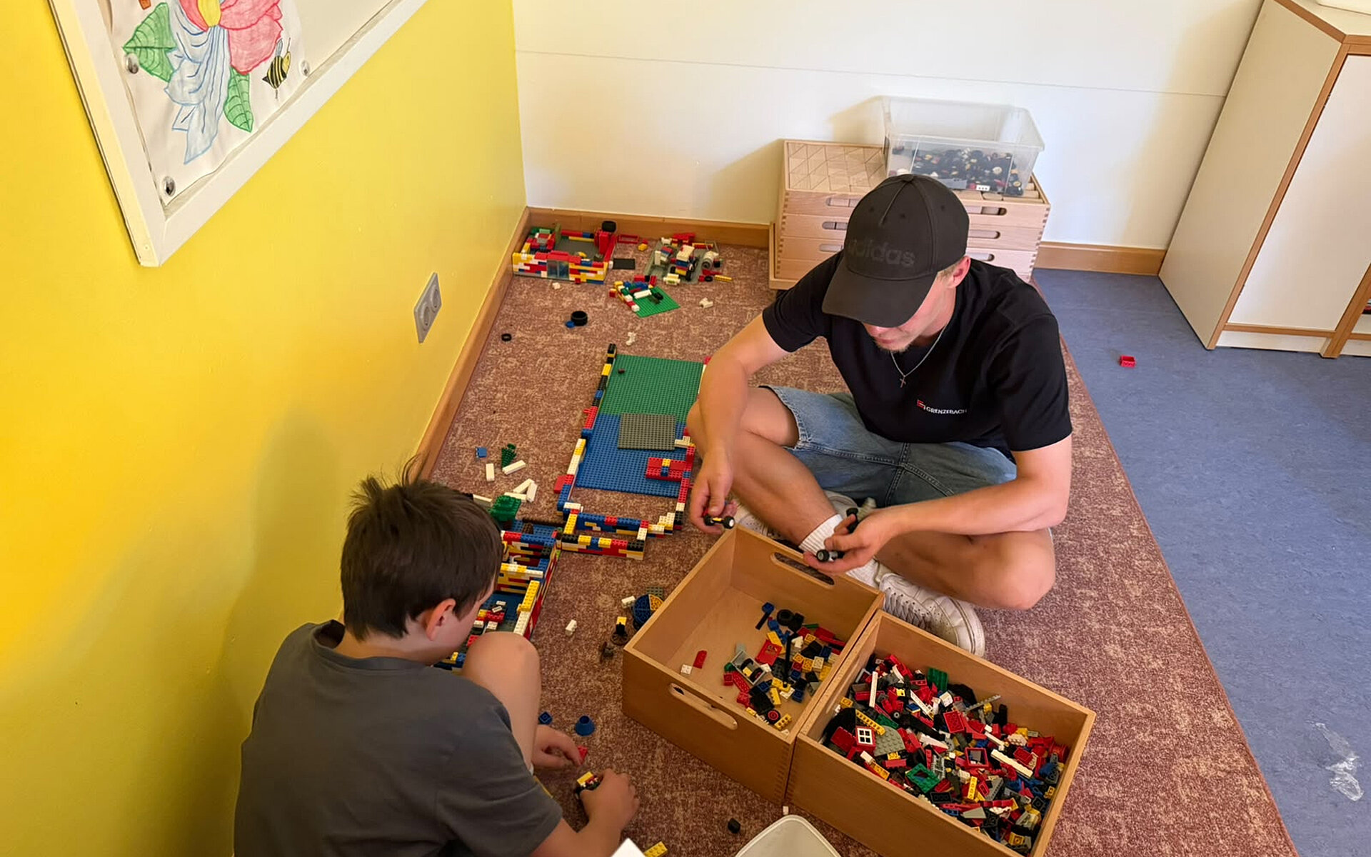 Grenzebach-Azubis halfen den Kindern bei den Hausaufgaben und spielten in der Lego-Ecke.