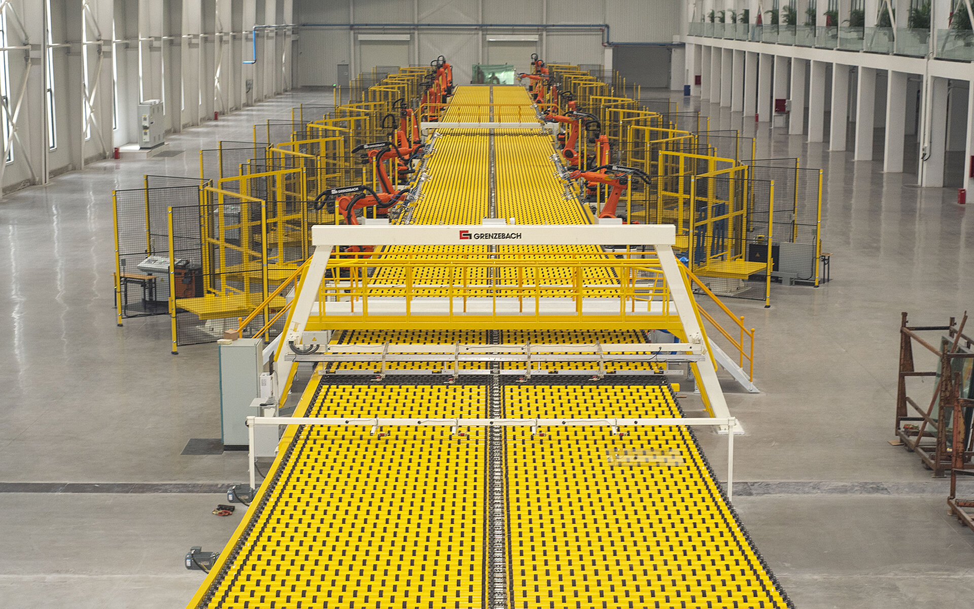 Grenzebach’s exhibits for stacking and cutting demonstrate how existing glass production lines can be economically expanded and optimized to operate more efficiently.